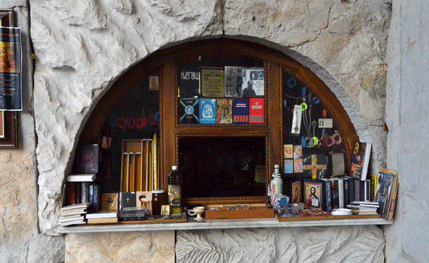 KOLIKO KOŠTA “DUHOVNA KORPA”: Med 11, pozlaćeno kandilo 20, naručene ikone do hiljadu eura KOLIKO KOŠTA “DUHOVNA KORPA”: Med 11, pozlaćeno kandilo 20, naručene ikone do hiljadu eura