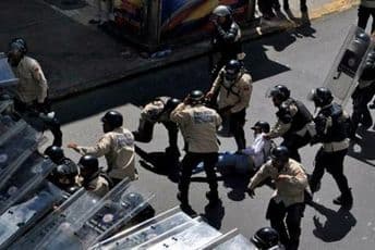 Haos u Venecueli, policija puca u demonstrante na ulicama