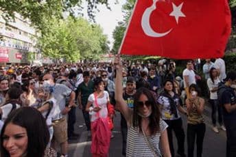 Suzavci i vodeni topovi protiv demostranata u Ankari