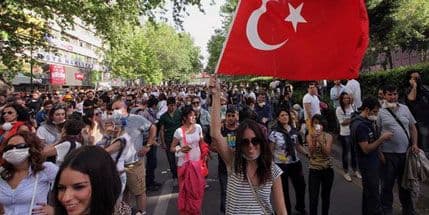 Suzavci i vodeni topovi protiv demostranata u Ankari Suzavci i vodeni topovi protiv demostranata u Ankari