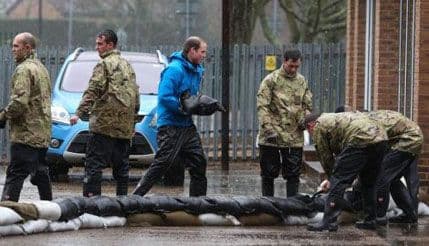 Prinčevi Vilijam i Hari učestvovali u odbrani od poplava Prinčevi Vilijam i Hari učestvovali u odbrani od poplava