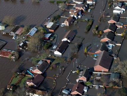 Velika Britanija: U olujnom nevremenu dvoje mrtvih Velika Britanija: U olujnom nevremenu dvoje mrtvih
