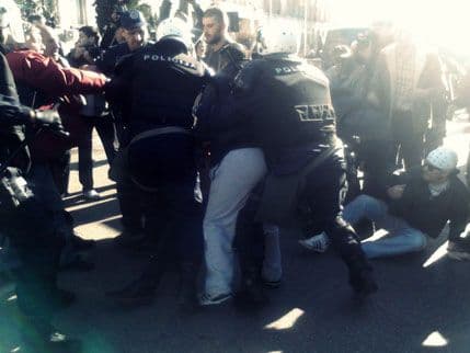 Policija privela više demonstranata Policija privela više demonstranata