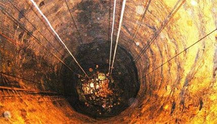 Zatrpani rudari odbijaju da izađu u strahu od hapšenja jer su ilegalno kopali Zatrpani rudari odbijaju da izađu u strahu od hapšenja jer su ilegalno kopali