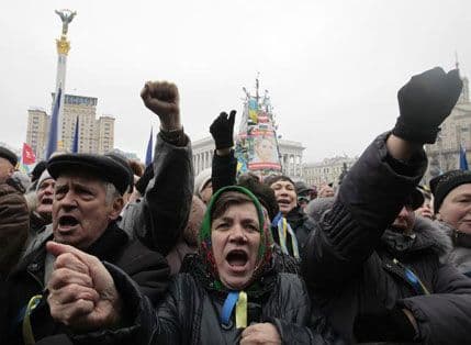 Kijev: Lete kamenice i dimne bombe Kijev: Lete kamenice i dimne bombe