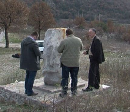 SNS: Srušen i ukrаden spomenik Novаku Miloševu SNS: Srušen i ukrаden spomenik Novаku Miloševu