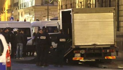 Ispred Jelisejske palate istovareno pet tona uglja Ispred Jelisejske palate istovareno pet tona uglja