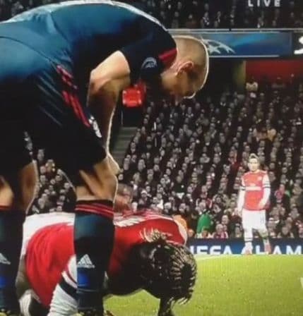 VIDEO: Nevjerovatno - Roben pljunuo Sanju dok je ležao! VIDEO: Nevjerovatno - Roben pljunuo Sanju dok je ležao!