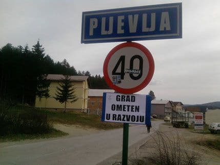FOTO: Ispod oznake za Pljevlja danas osvanuli natpisi FOTO: Ispod oznake za Pljevlja danas osvanuli natpisi