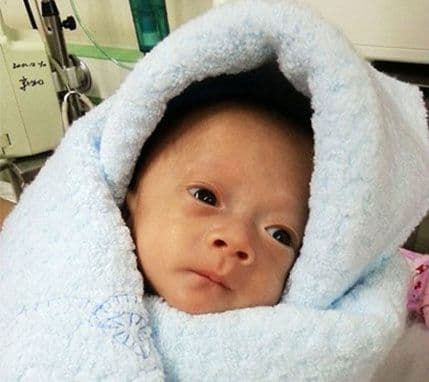 Hrabrost koja je ganula svijet: Beba kojoj niko nije davao šanse Hrabrost koja je ganula svijet: Beba kojoj niko nije davao šanse