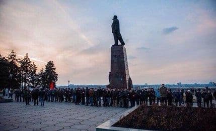 Janukovičeve pristalice živim štitom brane Lenjinove statue Janukovičeve pristalice živim štitom brane Lenjinove statue