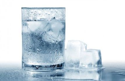 Ujutru čaša vode za zdravlje Ujutru čaša vode za zdravlje