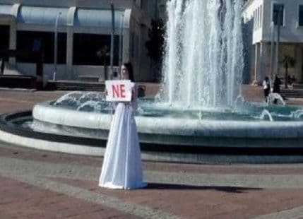 Podgorica: Djevojka ćutala na Trgu Podgorica: Djevojka ćutala na Trgu