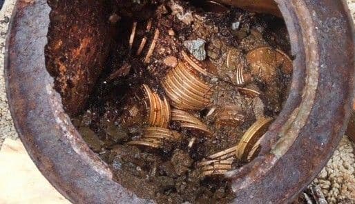 (VIDEO) U dvorištu našli zakopano blago (VIDEO) U dvorištu našli zakopano blago