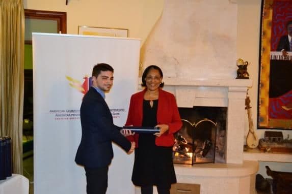 Američka ambasadorka dodjelila sertifikate stažistima Američka ambasadorka dodjelila sertifikate stažistima