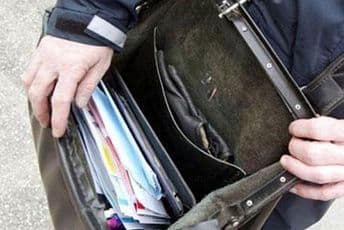 Priveden poštar u BiH: Napio se, pa dijelio penzije gostima kafića Priveden poštar u BiH: Napio se, pa dijelio penzije gostima kafića