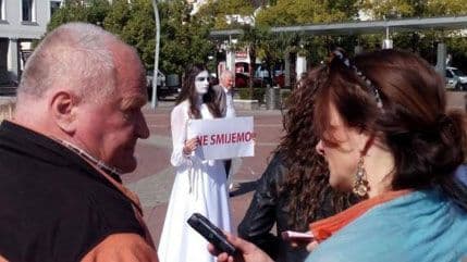 Misteriozna djevojka i danas na Trgu sa novom porukom Misteriozna djevojka i danas na Trgu sa novom porukom