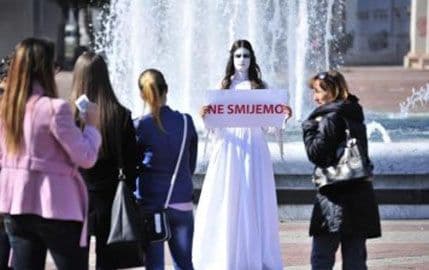 Misteriozna djevojka danas na Trgu sa porukom " ne smijemo da" Misteriozna djevojka danas na Trgu sa porukom " ne smijemo da"