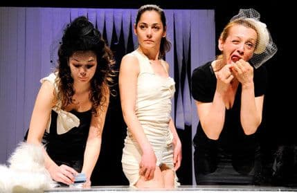 Propagandni model sreće na sceni Studio Propagandni model sreće na sceni Studio