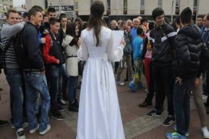 Kiša je nije spriječila: Ćutljiva djevojka sa novom porukom Kiša je nije spriječila: Ćutljiva djevojka sa novom porukom