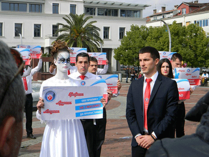 FOTO: Djevojka u bijelom marketinški potez SNP-a! FOTO: Djevojka u bijelom marketinški potez SNP-a!