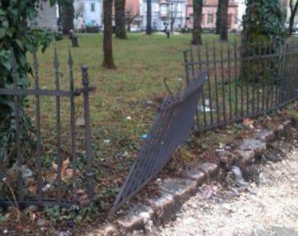 CETINJE: Oštećena ograda Vlaške crkve CETINJE: Oštećena ograda Vlaške crkve