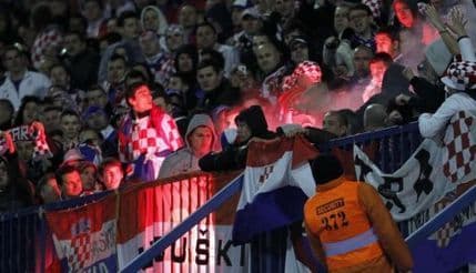 Hrvatski navijači zapalili srpsku zastavu u Švajcarskoj Hrvatski navijači zapalili srpsku zastavu u Švajcarskoj