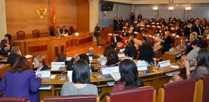 FOTO: I dalje prisutna tradicionalna pozicija žene u društvu i porodici FOTO: I dalje prisutna tradicionalna pozicija žene u društvu i porodici