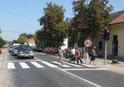 BEOGRAD: Ranjen pljačkaš pošte, potjera za dvojicom saučesnika BEOGRAD: Ranjen pljačkaš pošte, potjera za dvojicom saučesnika