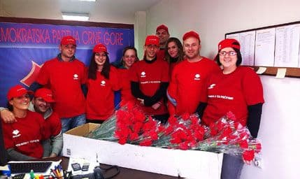 Predstavnici Foruma mladih SDP dijelili crvene karanfile povodom 8.marta Predstavnici Foruma mladih SDP dijelili crvene karanfile povodom 8.marta