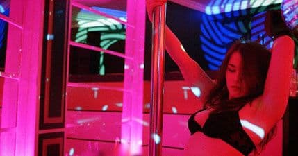 Ovo je Čarli, radi kao striptizeta i sanja da postane policajka Ovo je Čarli, radi kao striptizeta i sanja da postane policajka