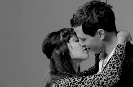 Potpuni stanci, a ljube se...(VIDEO) Potpuni stanci, a ljube se...(VIDEO)