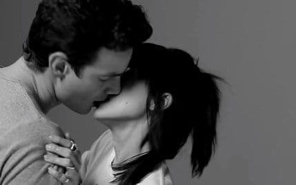 Poljubac neznanaca u stvari je reklama Poljubac neznanaca u stvari je reklama