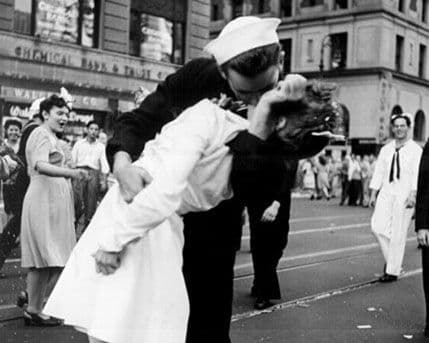 Preminuo mornar koji na čuvenoj fotografiji ljubi medicinsku sestru Preminuo mornar koji na čuvenoj fotografiji ljubi medicinsku sestru