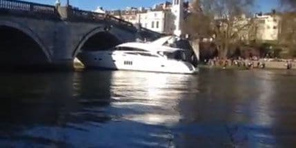 VIDEO: Luksuznom jahtom se zabili u most VIDEO: Luksuznom jahtom se zabili u most