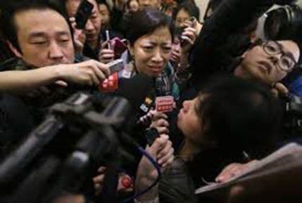 Rodbina Kineza koji su bili u nestalom avionu prijeti štrajkom glađu Rodbina Kineza koji su bili u nestalom avionu prijeti štrajkom glađu