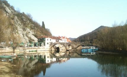 Zaboravljena Rijeka Crnojevića: Čekajući autobus do petka Zaboravljena Rijeka Crnojevića: Čekajući autobus do petka