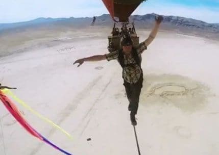 VIDEO: Podvig na 1.220 metara iznad zemlje VIDEO: Podvig na 1.220 metara iznad zemlje