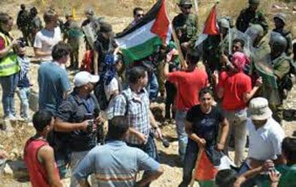 Stotine Palestinaca bacalo kamenice na izraelskog poslanika Stotine Palestinaca bacalo kamenice na izraelskog poslanika