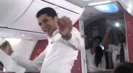 Zabava u avionu: Osoblje plesalo, piloti fotografisali, ko je brinuo o letu? Zabava u avionu: Osoblje plesalo, piloti fotografisali, ko je brinuo o letu?