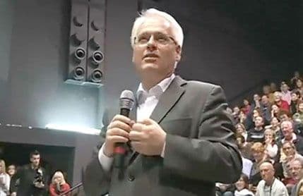 Poslušajte hrvatskog predsjednika kako priča vic o papi i policajcu Poslušajte hrvatskog predsjednika kako priča vic o papi i policajcu