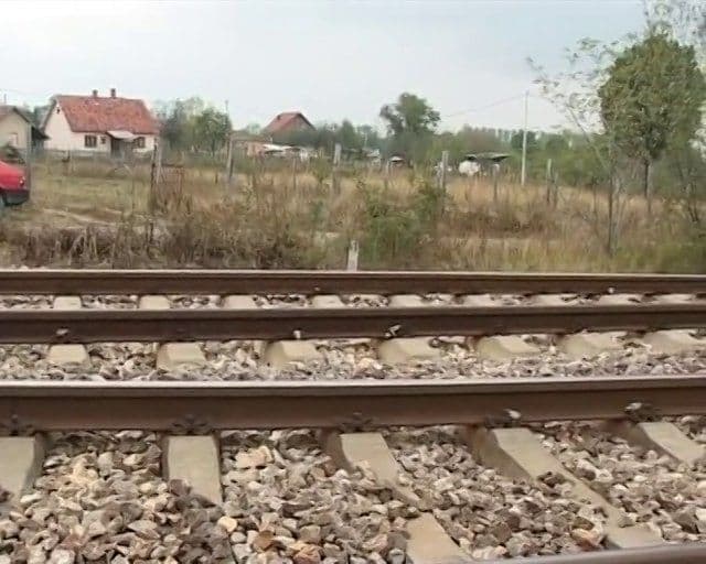 Udes na pružnom prelazu Vukovci, dva lica lakše povrijeđena Udes na pružnom prelazu Vukovci, dva lica lakše povrijeđena