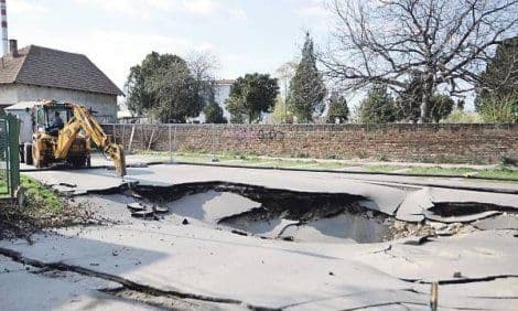 Rupa progutala raskrsnicu u Borči Rupa progutala raskrsnicu u Borči