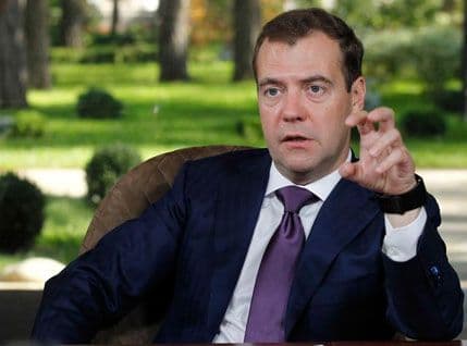 Medvedev: Nastavićemo saradnju sa stranim naftnim kompanijama Medvedev: Nastavićemo saradnju sa stranim naftnim kompanijama