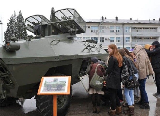 Gimnazijalci posjetili kasarnu „Milovan Šaranović“ Gimnazijalci posjetili kasarnu „Milovan Šaranović“