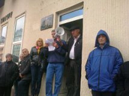 Bivši radnici Gornjeg Ibra održali protest ispred doma kulture Bivši radnici Gornjeg Ibra održali protest ispred doma kulture