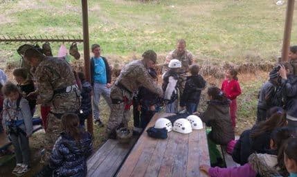 FOTO: Osnovci sa Kosanice u posjeti Planinskom bataljonu FOTO: Osnovci sa Kosanice u posjeti Planinskom bataljonu