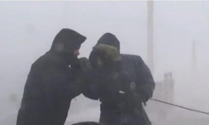 Pogledajte: Reportere koji izvještavaju o vremenu odnio vjetar Pogledajte: Reportere koji izvještavaju o vremenu odnio vjetar