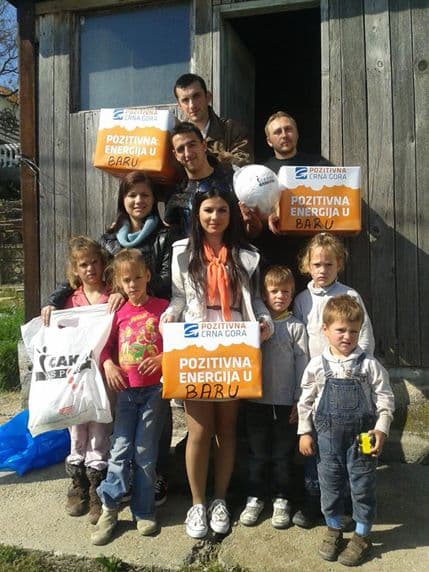 Forum mladih Pozitivne uručio pomoć porodici Đukić Forum mladih Pozitivne uručio pomoć porodici Đukić