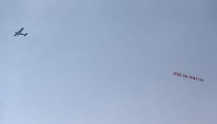 VIDEO: Navijači avionom poručili Mojesu da ide VIDEO: Navijači avionom poručili Mojesu da ide